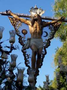 la primitiva imagen del Cristo era de principios del XVII y sus cenizas se encuentran dentro del pecho de la nueva Imagen 